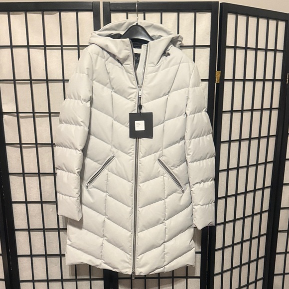 Moose Knuckles Light Gray Hooded Puffer Coat - Picture 4 of 6
